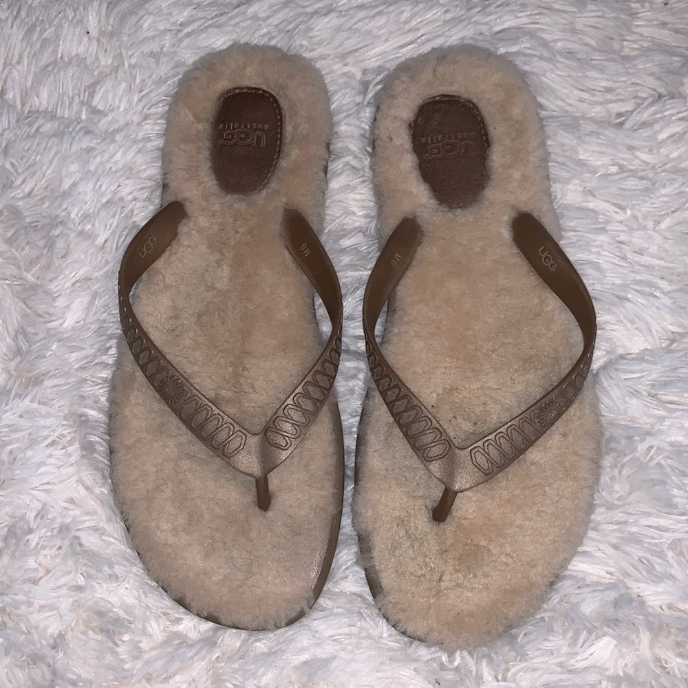 UGG FLIP FLOPS Size 9